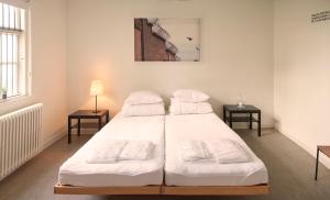 Giường trong phòng chung tại SleepIn FÆNGSLET
