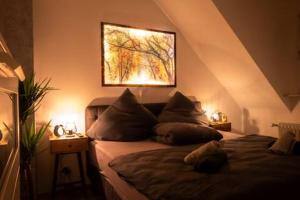 a bed in a room with a painting on the wall at #413 Gemütliche Comfort-Flat im Ruhrpott in Mülheim an der Ruhr
