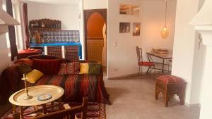 ein Wohnzimmer mit Sofa und Tisch in der Unterkunft CasaOrientale in Bad Windsheim