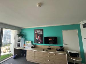 Camera con scrivania e TV a parete. di Mantra on View Lvl 20 a Gold Coast