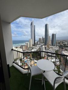un balcone con tavolo e sedie e l'oceano di Mantra on View Lvl 20 a Gold Coast