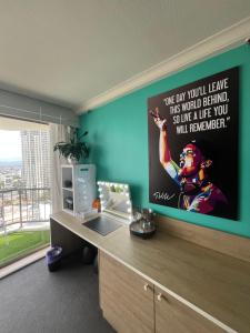 un cartello su una parete in una stanza con scrivania di Mantra on View Lvl 20 a Gold Coast