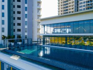 Bazén v ubytování MODERN SUITE SUNSURIA Setia Alam At Shah Alam nebo v jeho okolí