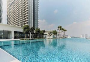Bazén v ubytování MODERN SUITE SUNSURIA Setia Alam At Shah Alam nebo v jeho okolí
