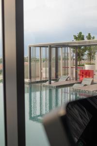 Bazén v ubytování MODERN SUITE SUNSURIA Setia Alam At Shah Alam nebo v jeho okolí