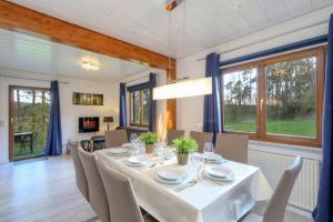 Μια τηλεόραση ή/και κέντρο ψυχαγωγίας στο Ferienhaus Zeta mit Sauna, See, Wald und Ruhe +16 φωτογραφίες