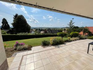 een patio met uitzicht op een tuin bij Ferienwohnung in Frielendorf in Frielendorf