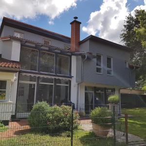a house with large windows and a fence at Ferienhaus Sonnenaufgang in Walsrode