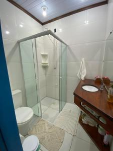 Casa Temporada Maria Antônia في باراتي: حمام مع دش ومرحاض ومغسلة +19 صورة