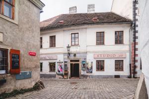 Budova, kde se apartmán nachází + 27 fotografií