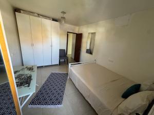 1 dormitorio pequeño con 1 cama y armario en דירת הים האדום, en Eilat