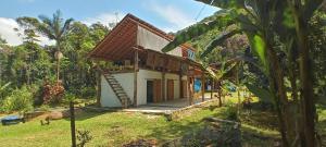 una casa in mezzo a un campo di Suítes Águas do Estaleiro a Ubatuba