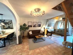 ein Wohnzimmer mit Sofa und Tisch in der Unterkunft Feldberg Suite mit Balkon in Todtmoos