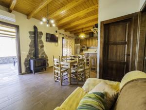 a living room with a couch and a table and a kitchen at Cubo's Finca La Sierra in Alhaurín el Grande