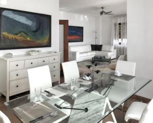 Μια τηλεόραση ή/και κέντρο ψυχαγωγίας στο Luxury Villa in Ranco with Pool
