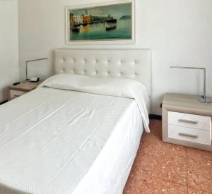 Ένα ή περισσότερα κρεβάτια σε δωμάτιο στο Luxury Villa in Ranco with Pool +13 φωτογραφίες
