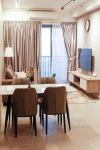 TV a/nebo společenská místnost v ubytování MODERN SUITE SUNSURIA Setia Alam At Shah Alam