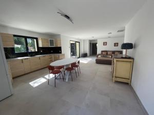 Μια τηλεόραση ή/και κέντρο ψυχαγωγίας στο Villa neuve 5 ch et Jacuzzi