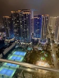a view of a city at night with tall buildings at Homestay Masteri in Gia Lâm Pho