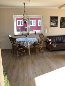 Una sala de estar con una mesa y sillas y un sofá. en Country Earth, en Grömitz