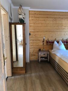 Un dormitorio con una cama grande y un espejo. en Country Earth, en Grömitz