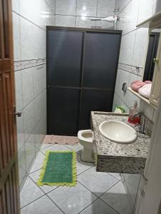 een badkamer met douche, wastafel en toilet bij Casa Com 2 quartos, Garagem Ar tv in Foz do Iguaçu