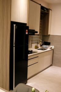 Kuchyň nebo kuchyňský kout v ubytování MODERN SUITE SUNSURIA Setia Alam At Shah Alam