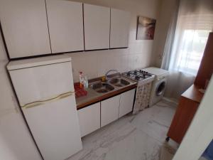 Kuchyň nebo kuchyňský kout v ubytování bbsulmare-com Viola Apartment