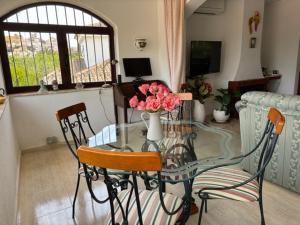 a glass table and chairs in a living room at Casa Leon Cabo de Palos Costa Calida La Manga Mar Menor Mittelmeer Alicante Cartagena in Cabo de Palos