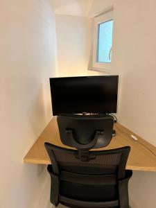 un écran d'ordinateur posé sur un bureau dans l'établissement Etage Meynadier, à Paris