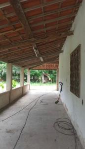 een lege kamer met een houten plafond en een slang bij Casa de sítio in Aquiraz