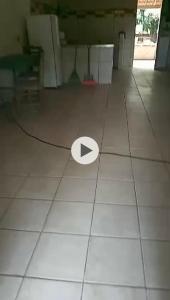 een witte tegelvloer met een bord erop bij Casa de sítio in Aquiraz