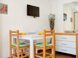 eine Küche mit einem weißen Tisch und 2 Stühlen in der Unterkunft Studio 2* Brides-les-Bains avec WIFI, 4 personnes - FR-1-512-141 in Brides-les-Bains + 9 Fotos