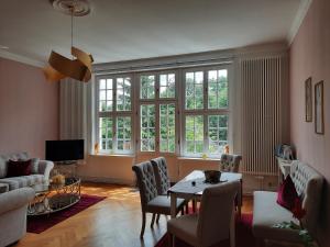 a living room with a table and chairs at Sonnen Stuuv in Stubbendorf