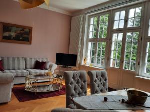a living room with a couch and a table at Sonnen Stuuv in Stubbendorf