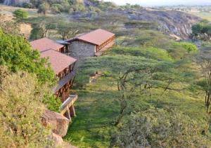 z góry widok na budynek na wzgórzu w obiekcie Lobo Wildlife Lodge w mieście Serengeti