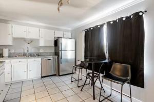 Cucina o angolo cottura di Spacious 4 bdr w/ Game Room 5 min Drive to College