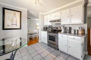 Cucina o angolo cottura di Spacious 4 bdr w/ Game Room 5 min Drive to College