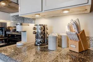 Cucina o angolo cottura di Spacious 4 bdr w/ Game Room 5 min Drive to College