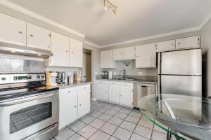 Cucina o angolo cottura di Spacious 4 bdr w/ Game Room 5 min Drive to College