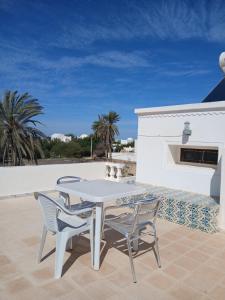 ミドゥンにあるVilla La Roseのパティオの白いテーブルと椅子