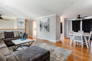 Area soggiorno di Spacious 4 bdr w/ Game Room 5 min Drive to College