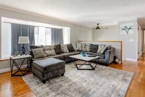 Area soggiorno di Spacious 4 bdr w/ Game Room 5 min Drive to College