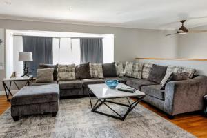 Area soggiorno di Spacious 4 bdr w/ Game Room 5 min Drive to College