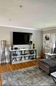 TV o dispositivi per l'intrattenimento presso Spacious 4 bdr w/ Game Room 5 min Drive to College
