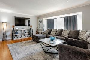 un soggiorno con un divano e un tavolo di Spacious 4 bdr w/ Game Room 5 min Drive to College a Boulder