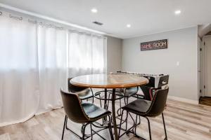 Foto dalla galleria di Spacious 4 bdr w/ Game Room 5 min Drive to College a Boulder