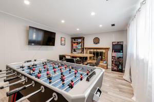un soggiorno con un grande tavolo da calcio balilla di Spacious 4 bdr w/ Game Room 5 min Drive to College a Boulder
