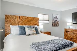 Letto o letti in una camera di Spacious 4 bdr w/ Game Room 5 min Drive to College