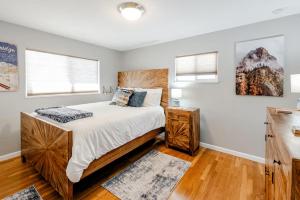 Letto o letti in una camera di Spacious 4 bdr w/ Game Room 5 min Drive to College